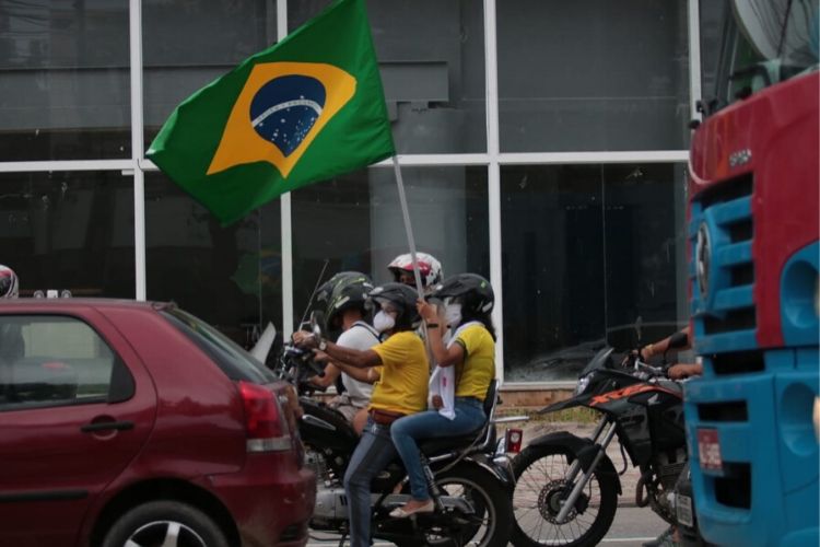 Carreata contra o 'Lockdown' teve camisas da seleo brasileira e bandeiras do Pas (Tarciso Augusto/ DP Foto)