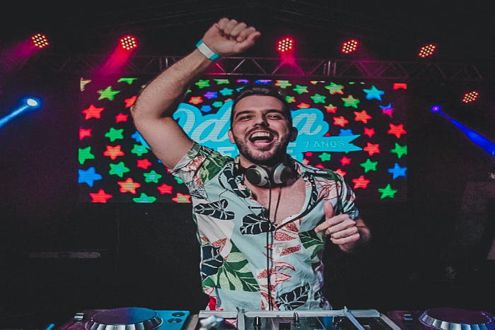 DJ e ator, Rodrigo Porto acredita que rotina não será alterada pela quarentena, pois já está em casa há dois meses. (Foto: Lara Valença/Divulgação)