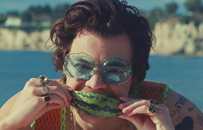 Com frutas frescas e modelos, Harry Styles lança clipe de ...