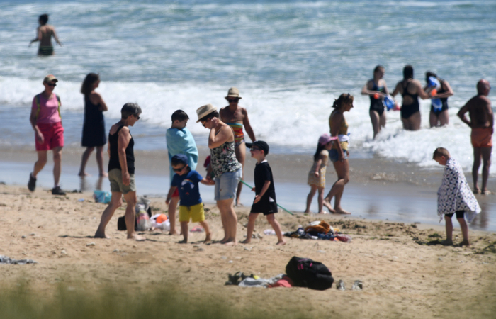 As pessoas se renem na praia em Erdeven, oeste da Frana, em 20 de maio de 2020, depois que a Frana facilitou as medidas de bloqueio adotadas para conter a propagao do Covid-19 (Foto: Fred TANNEAU / AFP)