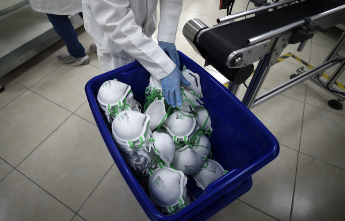 Uma fábrica, que produz 40 mil máscaras N95 por dia, opera com o apoio do governo da cidade e da Universidade Nacional Autônoma do México (UNAM) (Foto: Alfredo Estrella/AFP) Uma fábrica, que produz 40 mil máscaras N95 por dia, opera com o apoio do governo da cidade e da Universidade Nacional Autônoma do México (UNAM) (Foto: Alfredo Estrella/AFP)