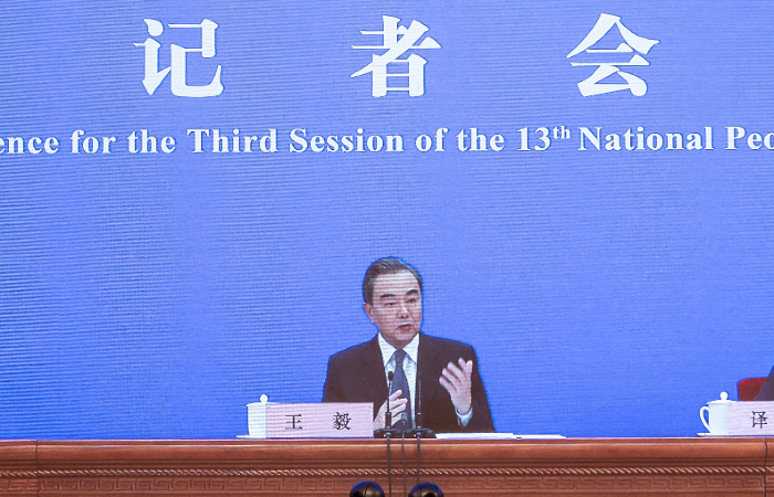 Wang Yi acusou os polticos americanos de "espalhar boatos" para "estigmatizar a China". (Foto: Nicolas Asfouri/AFP.)
