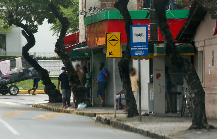 Algumas aglomerações ainda são vistas pela Entra Apulso. (Foto: Leandro de Santana/Esp. DP.) Algumas aglomerações ainda são vistas pela Entra Apulso. (Foto: Leandro de Santana/Esp. DP.)