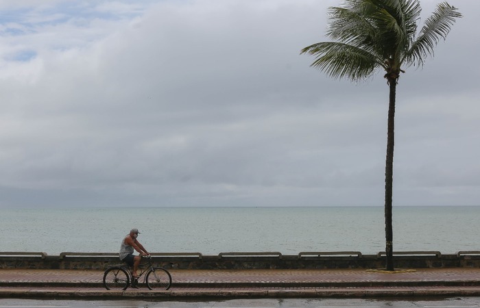 Foto: Leandro de Santana/Esp. DP (Praia de Boa Viagem, na Zona Sul do Recife.)