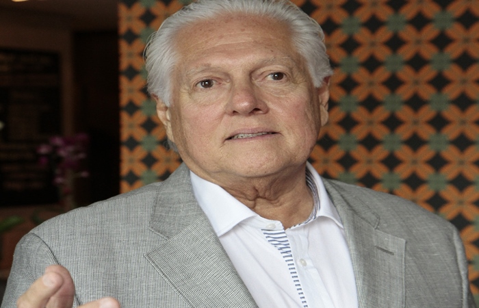 O presidente da Associação Pernambucana de Shopping Centers (Apesce) e porta-voz do grupo, Paulo Carneiro, conta que ontem mesmo houve uma reunião com o Secretário de Finanças do governo, Décio Padilha (Foto: Gleyson Ramos) O presidente da Associação Pernambucana de Shopping Centers (Apesce) e porta-voz do grupo, Paulo Carneiro, conta que ontem mesmo houve uma reunião com o Secretário de Finanças do governo, Décio Padilha (Foto: Gleyson Ramos)