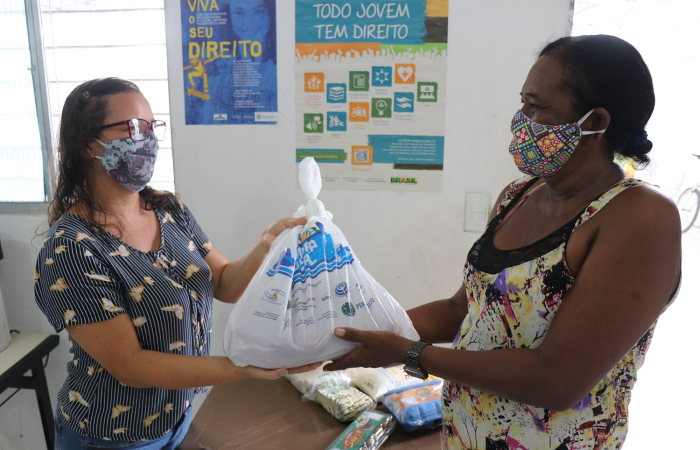 Entrega aconteceu na manh desta tera-feira (26), nos bairros de Pau Amarelo, Maranguape II e Fragoso. (Foto: Almir Martins/Prefeitura do Paulista.)