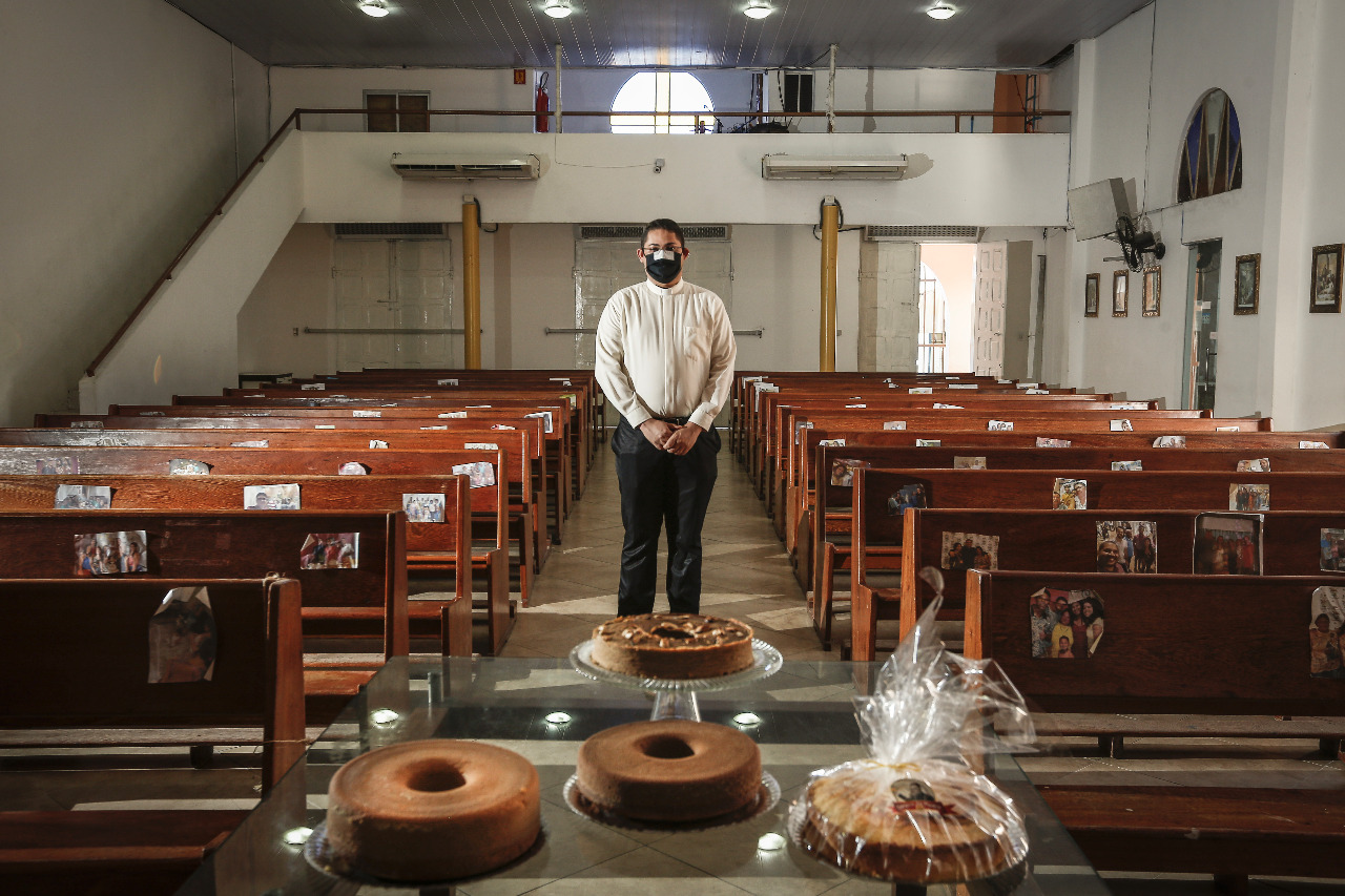 Com ajuda de fiis, padre Ivanilson, da Parquia Nossa Senhora do Rosrio, bairro de Prazeres, em Jaboato, faz canjicas e bolos para vender no perodo da pandemia e angariar fundos para sustentar a igreja (Paulo Paiva / DP Foto)