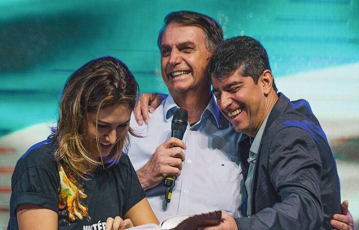 Pastor Josu Valandro ao lado de Michelle e Jair Bolsonaro. (Foto: Igreja Batista Atitude/Divulgao)
