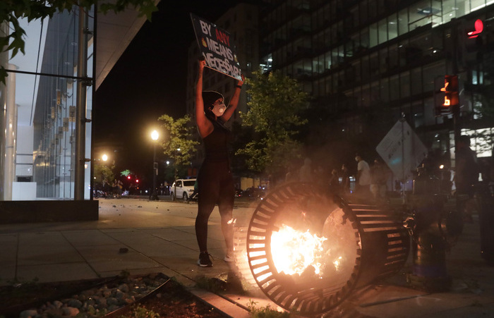 Protesto em Washigton (DC), na madrugada deste domingo (Foto: Alex Wong/AFP )