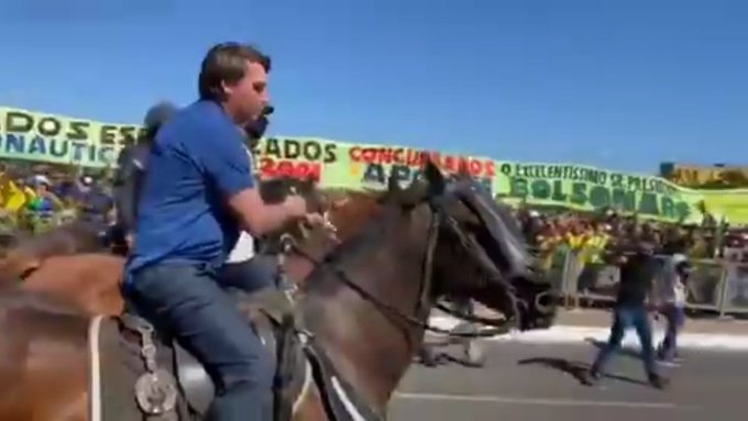 Bolsonaro usa helicóptero e anda a cavalo para prestigiar ato na Esplanada contra STF e Congresso | Política: Diario de Pernambuco