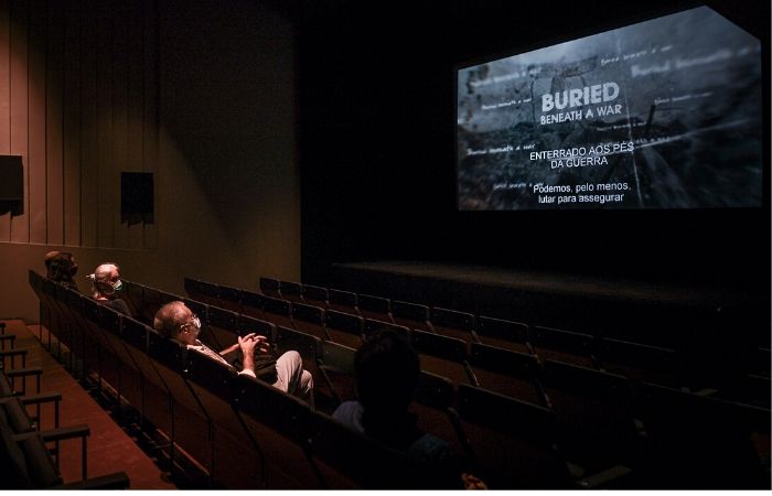 Pessoas assistindo filme no Cinema IDEAL, em Portugal, nesta segunda-feira (1) (Foto: Miguel Riopa/AFP)