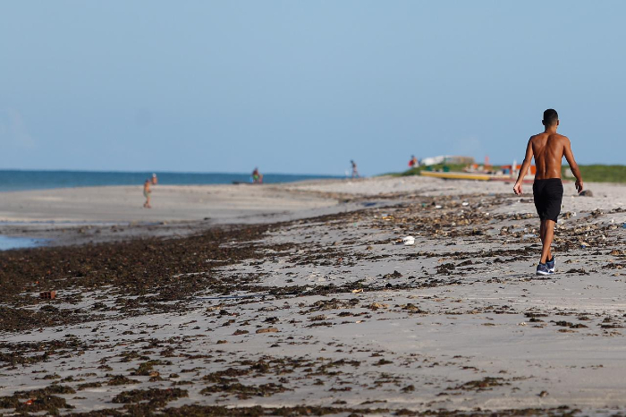 Praias de Itamarac registram movimentao, mesmo com proibio de uso das faixas de areia no estado. (Foto: Leandro de Santana/Esp.DP)
