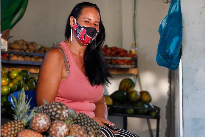Comerciante Lígia Ferreira diz que uso de máscara tem sido obedecido na ilha. (Foto: Leandro de Santana/Esp.DP) Comerciante Lígia Ferreira diz que uso de máscara tem sido obedecido na ilha. (Foto: Leandro de Santana/Esp.DP)