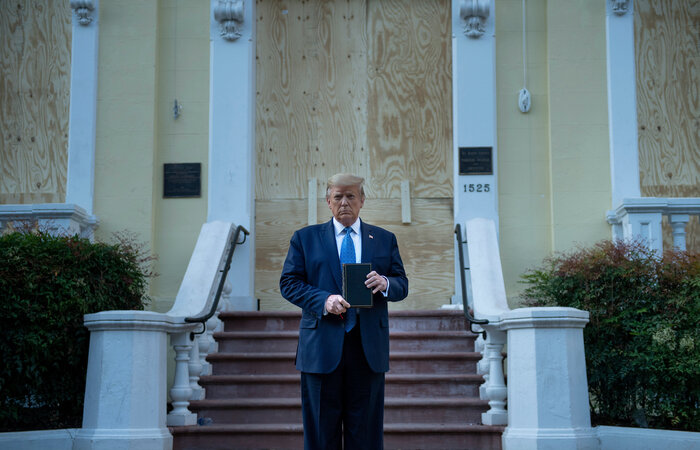 O presidente anunciou, ainda, que iria a um lugar "muito, muito especial" e foi a pé da Casa Branca até a igreja Episcopal de Saint John, um edifício histórico próximo à sede do Executivo (Foto: Brendan Smialowski/AFP) O presidente anunciou, ainda, que iria a um lugar "muito, muito especial" e foi a pé da Casa Branca até a igreja Episcopal de Saint John, um edifício histórico próximo à sede do Executivo (Foto: Brendan Smialowski/AFP)