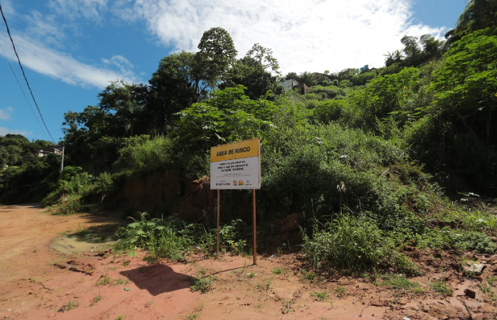 Populao de Crrego da Areia, em Caets I, ainda lembra do deslizamento ocorrido em 24 de julho de 2019. (Foto: Tarciso Augusto/Esp. DP.)