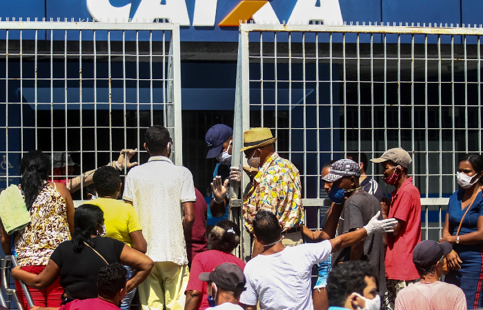 Aglomeração na Caixa da Encruzilhada, Zona Norte do Recife (Foto: Bruna Costa/Esp. DP
) Aglomeração na Caixa da Encruzilhada, Zona Norte do Recife (Foto: Bruna Costa/Esp. DP
)
