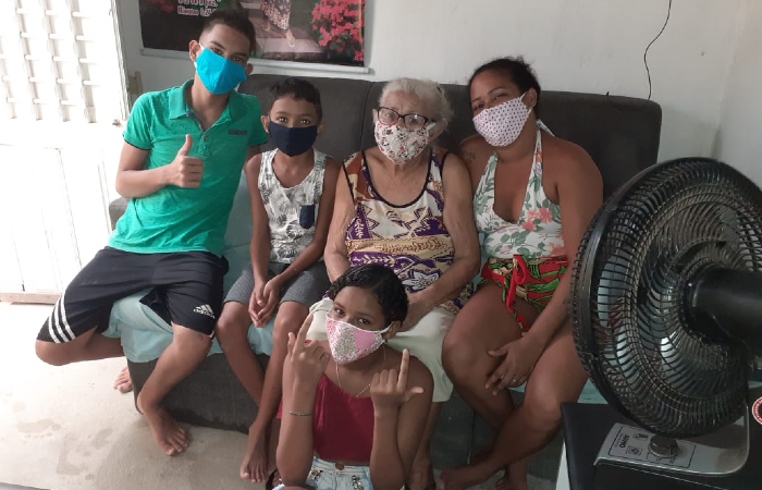 Dona Amara em casa, acompanhada dos bisnetos Edson, Lucas e Juliana; e da neta, Joselaine: dia de felicidade. (Foto: Arquivo Pessoal.) Dona Amara em casa, acompanhada dos bisnetos Edson, Lucas e Juliana; e da neta, Joselaine: dia de felicidade. (Foto: Arquivo Pessoal.)