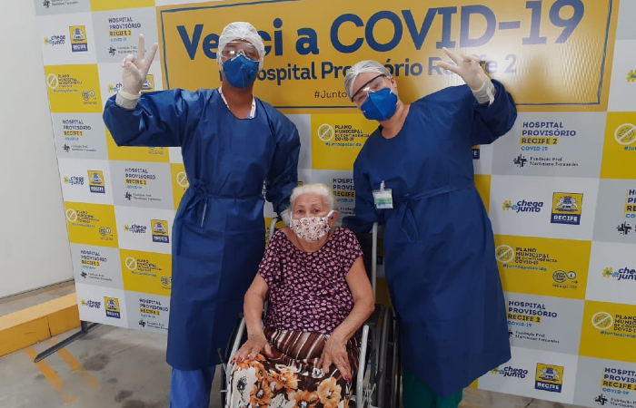 Dona Amara recebeu alta do Hospital Provisório dos Coelhos nessa terça-feira (2). (Foto: Divulgação/PCR.) Dona Amara recebeu alta do Hospital Provisório dos Coelhos nessa terça-feira (2). (Foto: Divulgação/PCR.)