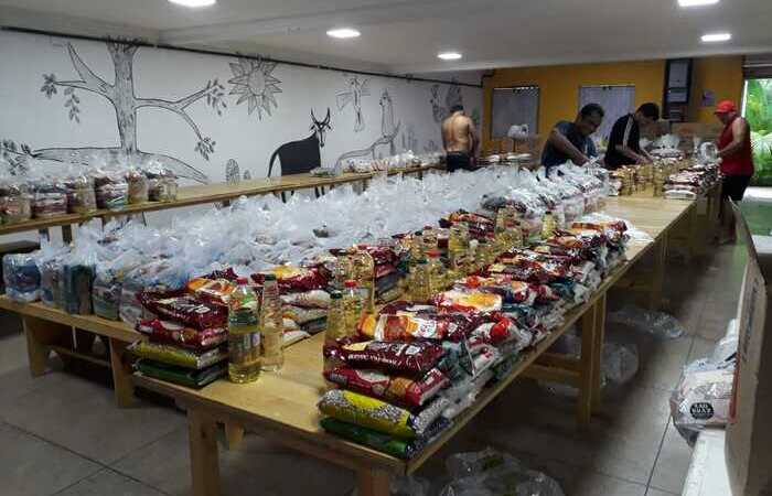 Ao todo, a campanha solidária já arrecadou e distribuiu cerca de 5 toneladas de alimentos e materiais de limpeza (Foto: Divulgação) Ao todo, a campanha solidária já arrecadou e distribuiu cerca de 5 toneladas de alimentos e materiais de limpeza (Foto: Divulgação)