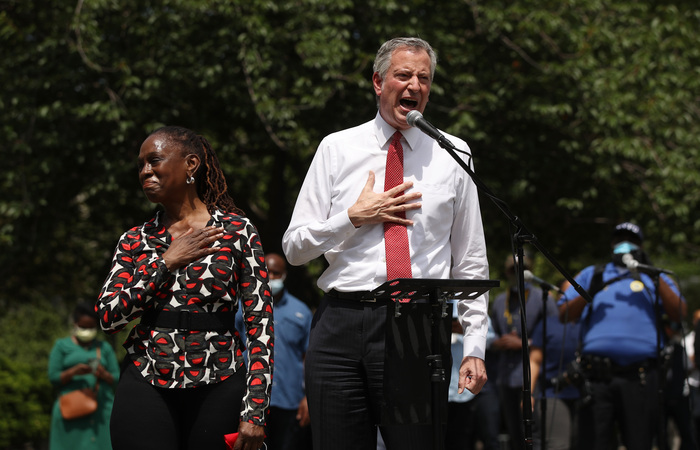 Na homenagem, alguns dos milhares de manifestantes gritaram "De Blasio, volte para casa!", e o prefeito deixou o local logo depois (Foto: SPENCER PLATT / GETTY IMAGES NORTH AMERICA / Getty Images via AFP) Na homenagem, alguns dos milhares de manifestantes gritaram "De Blasio, volte para casa!", e o prefeito deixou o local logo depois (Foto: SPENCER PLATT / GETTY IMAGES NORTH AMERICA / Getty Images via AFP)