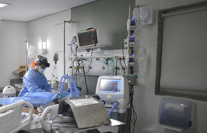 Brasil ultrapassou a marca de 30 mil mortes nesta semana e, nesta quinta-feira, ultrapassou a Itália na quantidade de casos fatais (Foto: Douglas Magno/AFP)