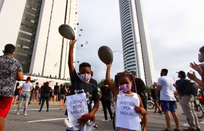 Manifestao foi realizada na frente do prdio onde o menino morreu. (Foto: Bruna Costa/Esp. DP.)