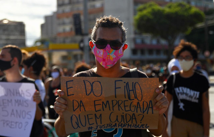 Com mscaras ou protetores faciais, manifestantes gritavam palavras de ordem e seguravam cartazes. (Foto: Bruna Costa/Esp. DP.)