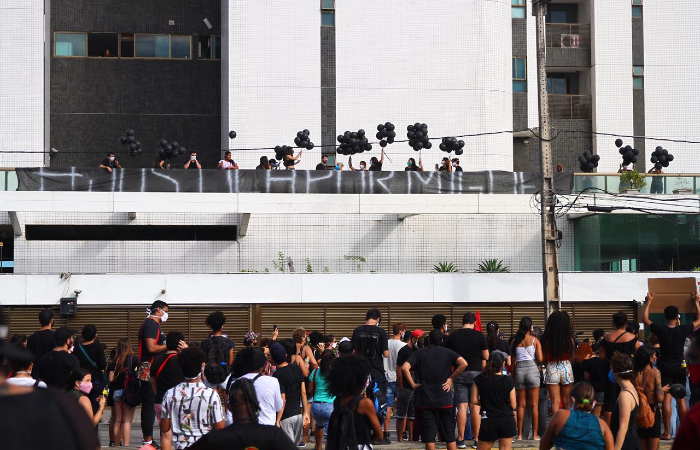 Moradores do Per Maurcio de Nassau tambm se juntaram ao protesto. (Foto: Bruna Costa/Esp. DP)