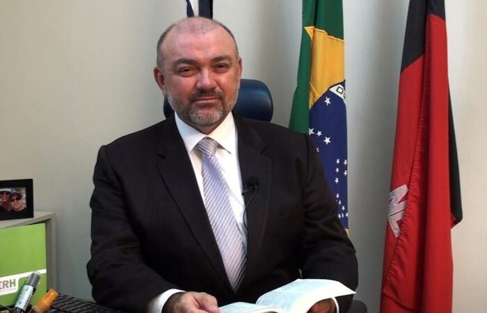 Arnaldo Correia de Medeiros é mestre em Bioquímica e Imunologia, além de doutor em Ciências Biológicas (Foto: Reprodução/Youtube) Arnaldo Correia de Medeiros é mestre em Bioquímica e Imunologia, além de doutor em Ciências Biológicas (Foto: Reprodução/Youtube)