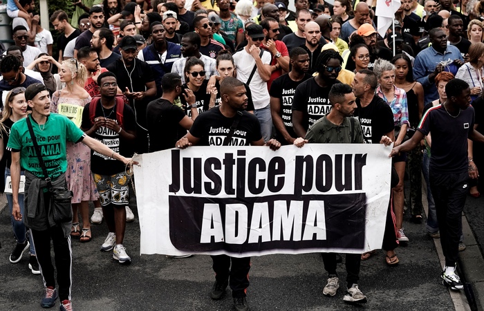 O ato contra a morte do jovem francês teve confrontos com a polícia, que deteve 18 pessoas (Foto: Kenzo Tribouillard/AFP) O ato contra a morte do jovem francês teve confrontos com a polícia, que deteve 18 pessoas (Foto: Kenzo Tribouillard/AFP)