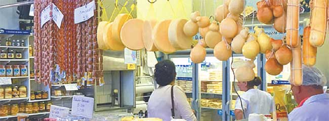 No Mercado Municipal, é impossível não experimentar o pão d´água e o doce de leite em barras, cozido com fruta típica da região (Prefeitura de Poços de Caldas/divulgação) No Mercado Municipal, é impossível não experimentar o pão d´água e o doce de leite em barras, cozido com fruta típica da região (Prefeitura de Poços de Caldas/divulgação)