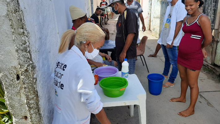 Agentes aprendem tcnica de lavagem das mos e repassam conhecimento para os vizinhos do bairro.  (Foto: Arquivo Pessoal/Divulgao)