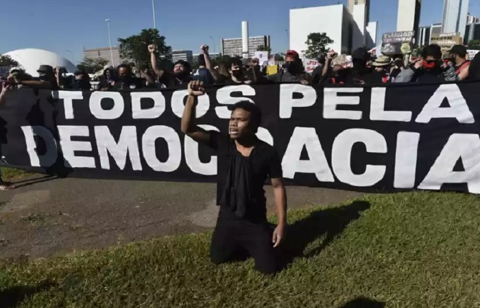 
Protestantes carregam faixas que pedem democracia e gritam pedidos de "Fora, Bolsonaro". (Foto: Minervino Jnior/CB/D.A Press)