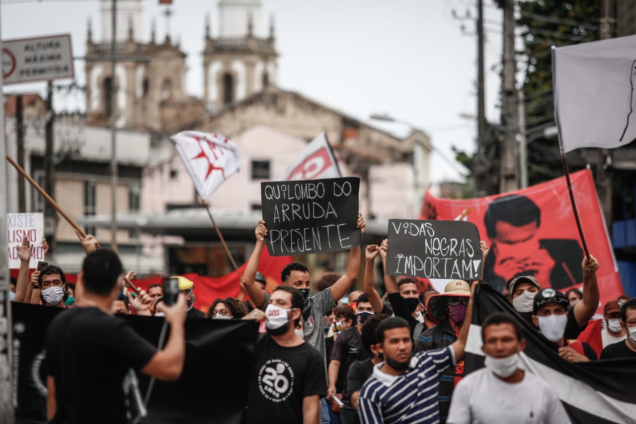 Manifestantes se concentraram no pátio da Basílica do Carmo (Foto: Paulo Paiva / DP Foto)