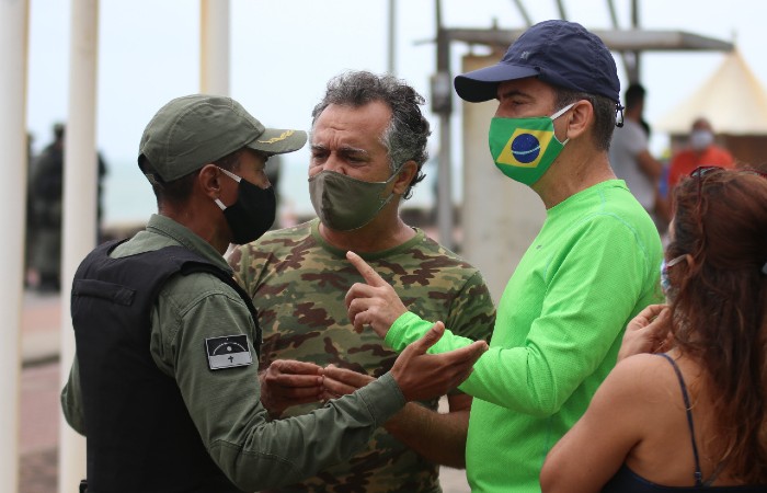 O deputado Alberto Feitosa (PSC), de mscara com a bandeira do Brasil, acompanha deteno (Foto: Rodrigo Baltar/Agncia Pixel Press/Folhapress)
