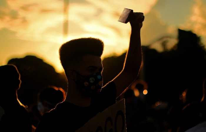 "Recua fascista, recua, é o poder popular que está na rua", cantavam os manifestantes. (Foto: Calr de Souza / AFP)