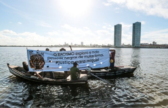 Em barcos, manifestares estenderam faixa e pediram justia (Tarciso Augusto/Esp. DP Foto)