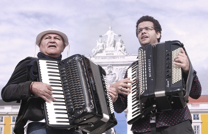 A narrativa de Estradar  costurada pela histria do mestre alagoano Gennaro (ex-Trio Nordestino) e o cantor Fabianno Santana (Foto: Fred Alves/Divulgao)