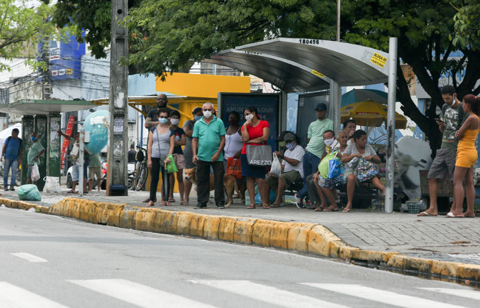Passageiros aguardam nibus em parada (Leandro de Santana / Esp.DP FOTO)