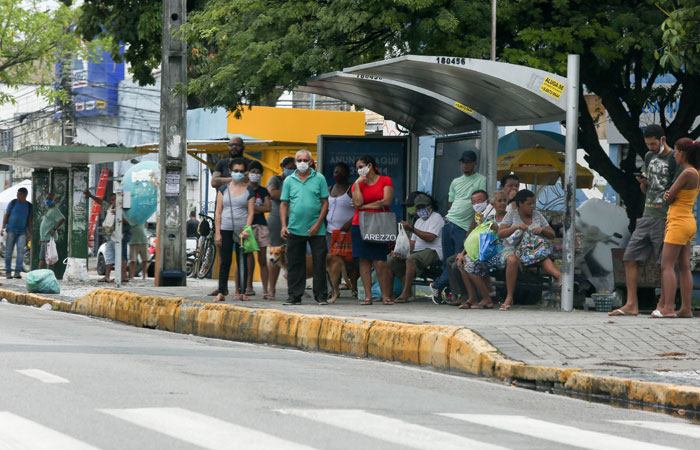 Passageiros aguardam ônibus em parada (Leandro de Santana / Esp.DP FOTO) Passageiros aguardam ônibus em parada (Leandro de Santana / Esp.DP FOTO)