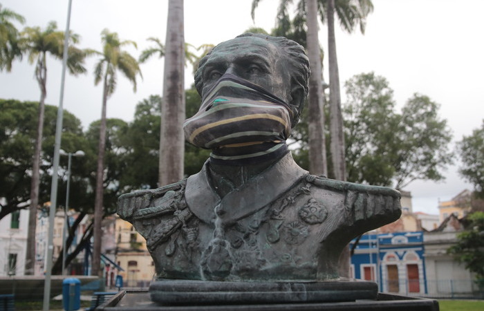 Almirante Marquês de Tamandaré, que comandou forças navais na Guerra do Paraguai, na Praça General Artur Oscar de Andrade Guimarães (Foto: Tarciso Augusto/DP Foto) Almirante Marquês de Tamandaré, que comandou forças navais na Guerra do Paraguai, na Praça General Artur Oscar de Andrade Guimarães (Foto: Tarciso Augusto/DP Foto)