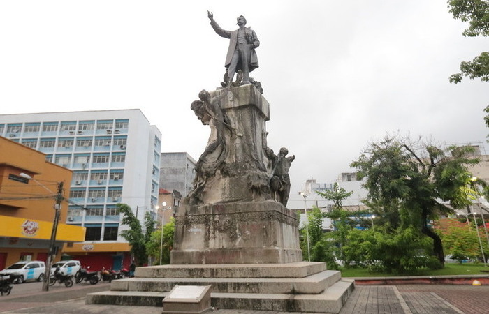 Monumento ao Abolicionista Joaquim Nabuco (João Bareta e Carrara e Pedro Mayol, 1915), em Santo Antônio, é um exemplo do 'salvador branco' (Foto: Tarciso Augusto/DP Foto) Monumento ao Abolicionista Joaquim Nabuco (João Bareta e Carrara e Pedro Mayol, 1915), em Santo Antônio, é um exemplo do 'salvador branco' (Foto: Tarciso Augusto/DP Foto)