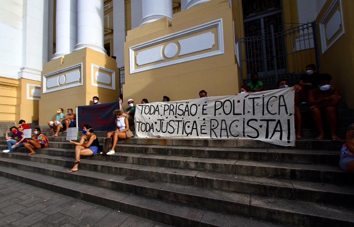 Grupo de ativistas foi  frente do TJPE protestar contra a priso de Sara Rodrigues (Foto: Bruna Costa / Esp. DP Foto)