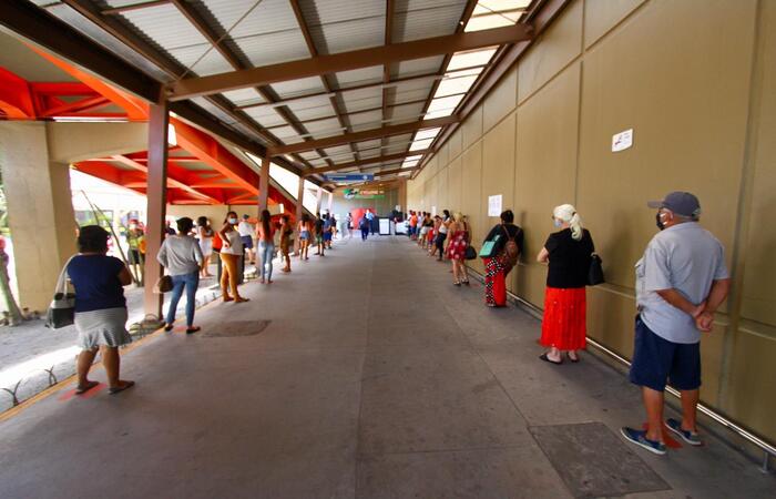 Uma fila se formou antes do meio dia no Tacaruna, mas com distanciamento respeitado. (Foto: Bruna Costa/ Esp. DP) Uma fila se formou antes do meio dia no Tacaruna, mas com distanciamento respeitado. (Foto: Bruna Costa/ Esp. DP)