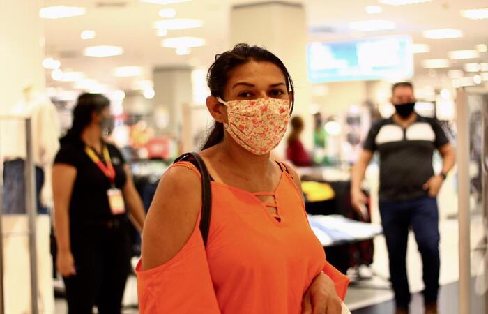Ana Paula aproveitou a ida ao shopping para oagar contas e fazer compras. (Foto: Bruna Costa/ Esp. DP) Ana Paula aproveitou a ida ao shopping para oagar contas e fazer compras. (Foto: Bruna Costa/ Esp. DP)