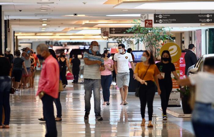 O Shopping Recife tem controle de fluxo nas portas sociais para respeitar a capacidade de 30%. (Foto: Bruna Costa/ Esp. DP) O Shopping Recife tem controle de fluxo nas portas sociais para respeitar a capacidade de 30%. (Foto: Bruna Costa/ Esp. DP)