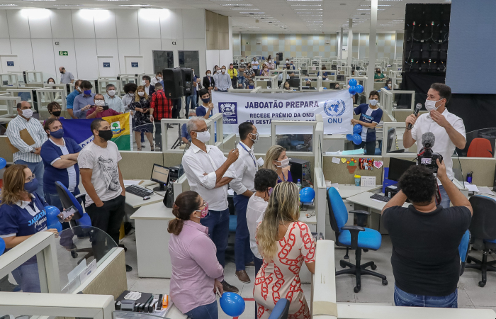 O prefeito Anderson Ferreira comemorou o prêmio no centro administrativo da prefeitura. (Foto: Chico Bezerra/PJG.)