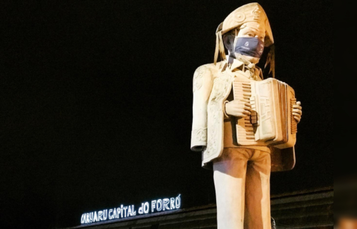 Por causa da pandemia, estátua de Luiz Gonzaga em Caruaru ganhou máscara. (Foto: Fúlvio Wagner Lopes/Fundação de Cultura e Turismo de Caruaru.)