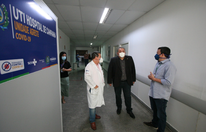 O secretrio estadual de Sade, Andr Longo, visitou hospital de campanha montado em anexo do Hospital Mestre Vitalino, em Caruaru. (Foto: Miva Filho/SES.)
