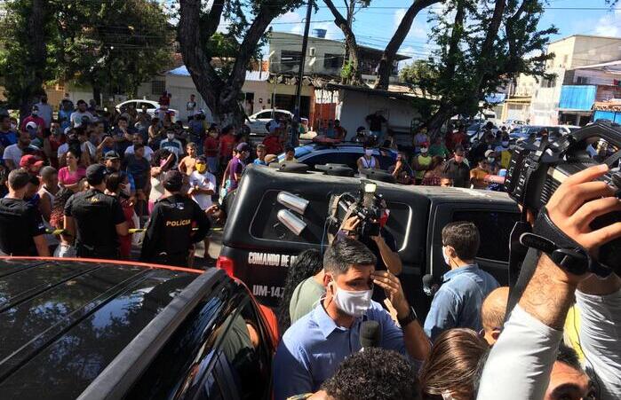 Manifestantes se aglomeraram em frente  Delegacia Seccional de Santo Amaro; Core foi convocado. (Foto: Diogo Cavalcante/DP.)